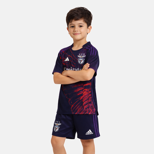 Conjunto Infantil Águia x Vhils Benfica – 4º Equipamento 2026/27 🦅🔥