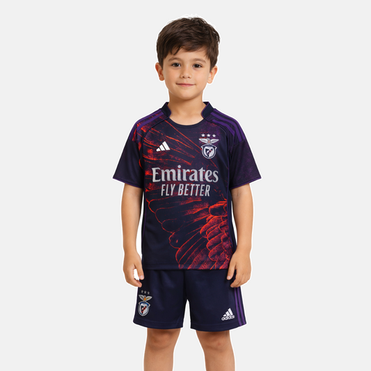 Conjunto Infantil Águia x Vhils Benfica – 4º Equipamento 2026/27 🦅🔥